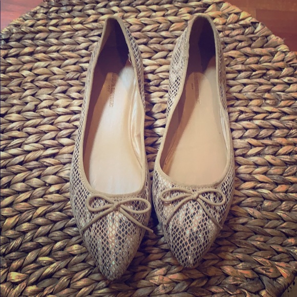 Banana Republic Shoes - NWOT Banana Republic flats perfect for fall